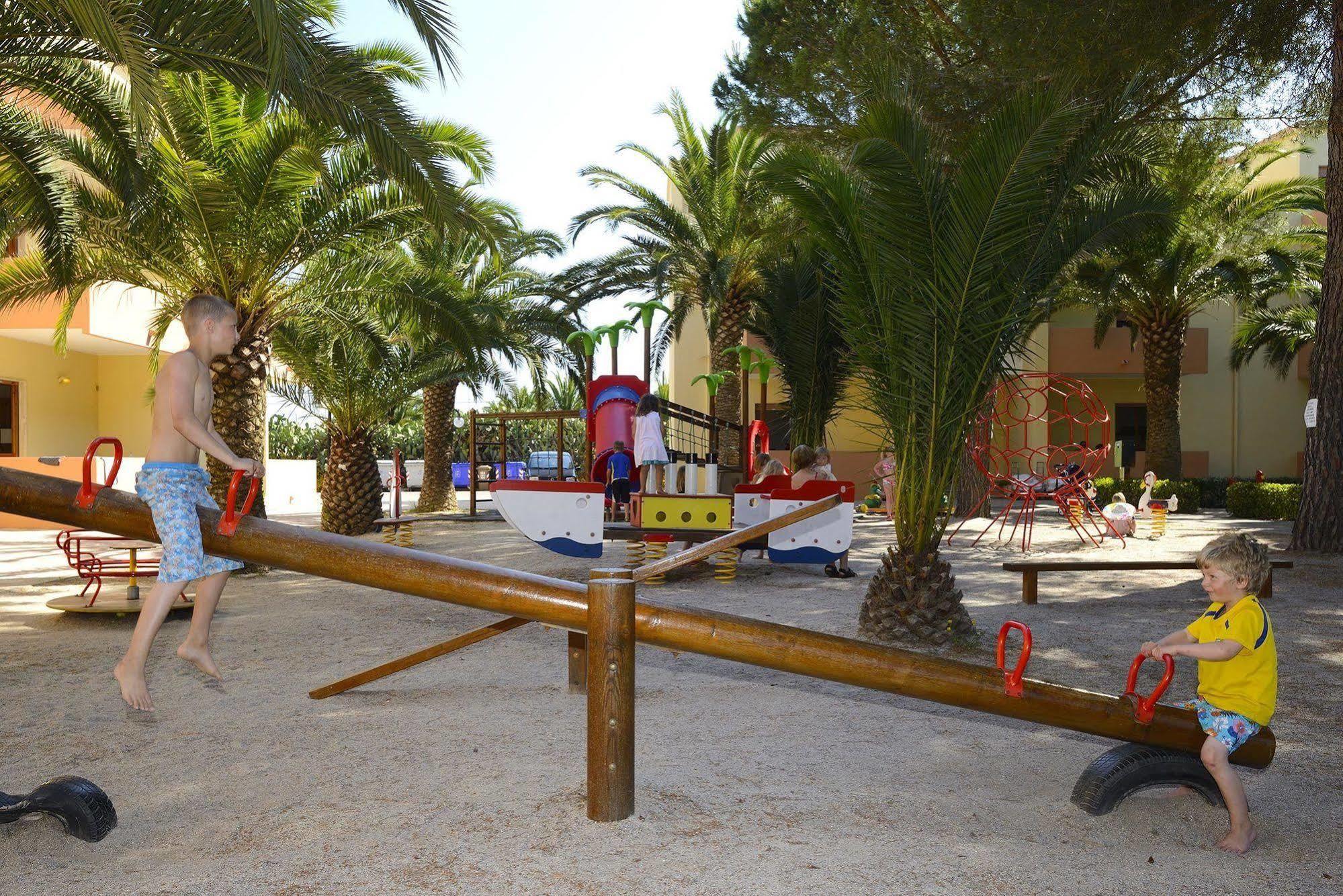 Oasis Aparthotel 2*
